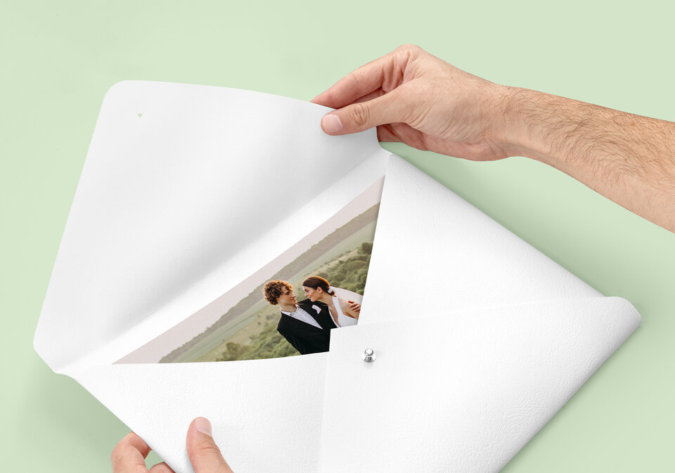 Fotoabzüge in einem Umschlag aus Kunstleder