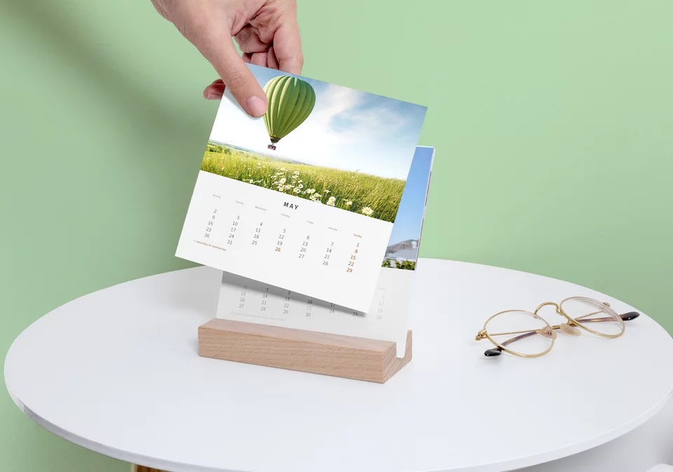 Calendário de secretária com suporte de madeira — personalizado