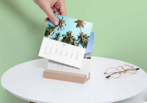 Calendario da tavolo con espositore in legno